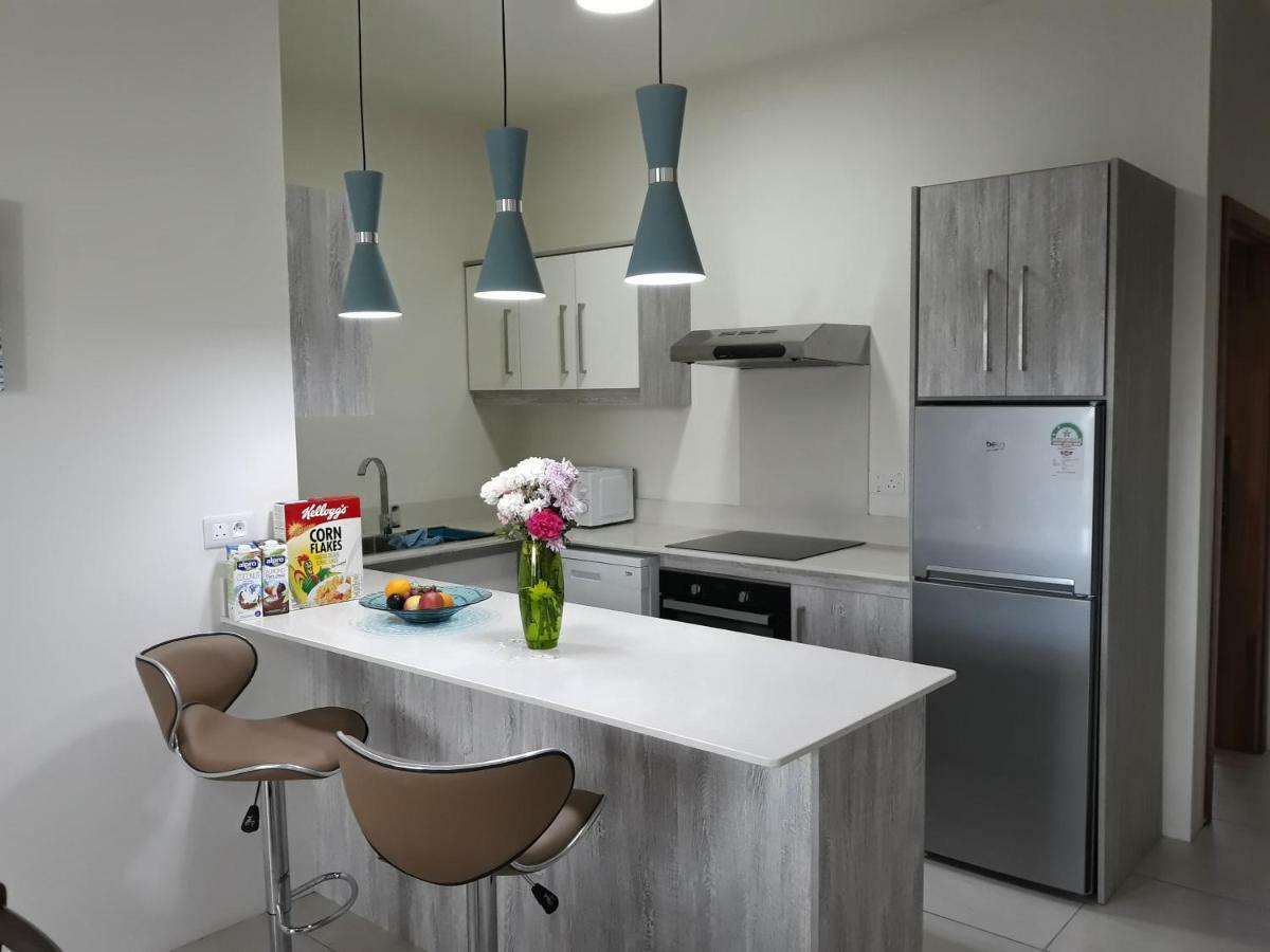 2 Bedroom Flat 15 Mins Walk From Flic En Flac Beach Kültér fotó