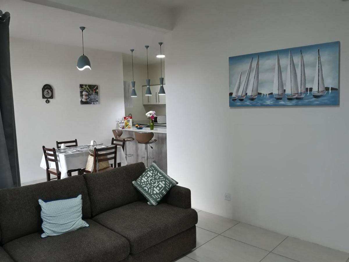 2 Bedroom Flat 15 Mins Walk From Flic En Flac Beach Kültér fotó